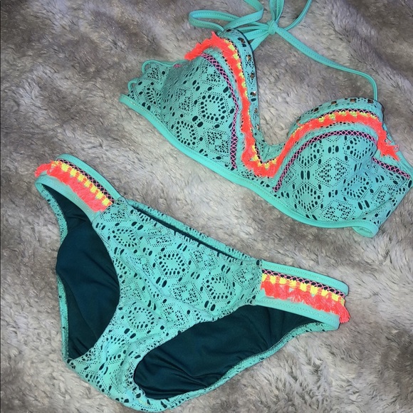 Bikini - Picture 1 of 1
